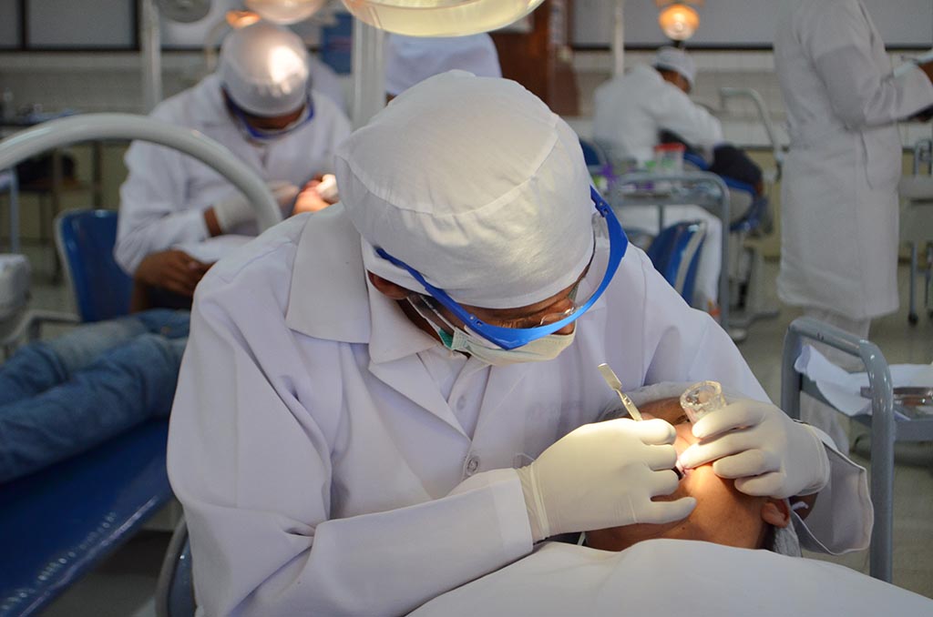 La facultad de Odontología llevará adelante la campaña de implantes dentales