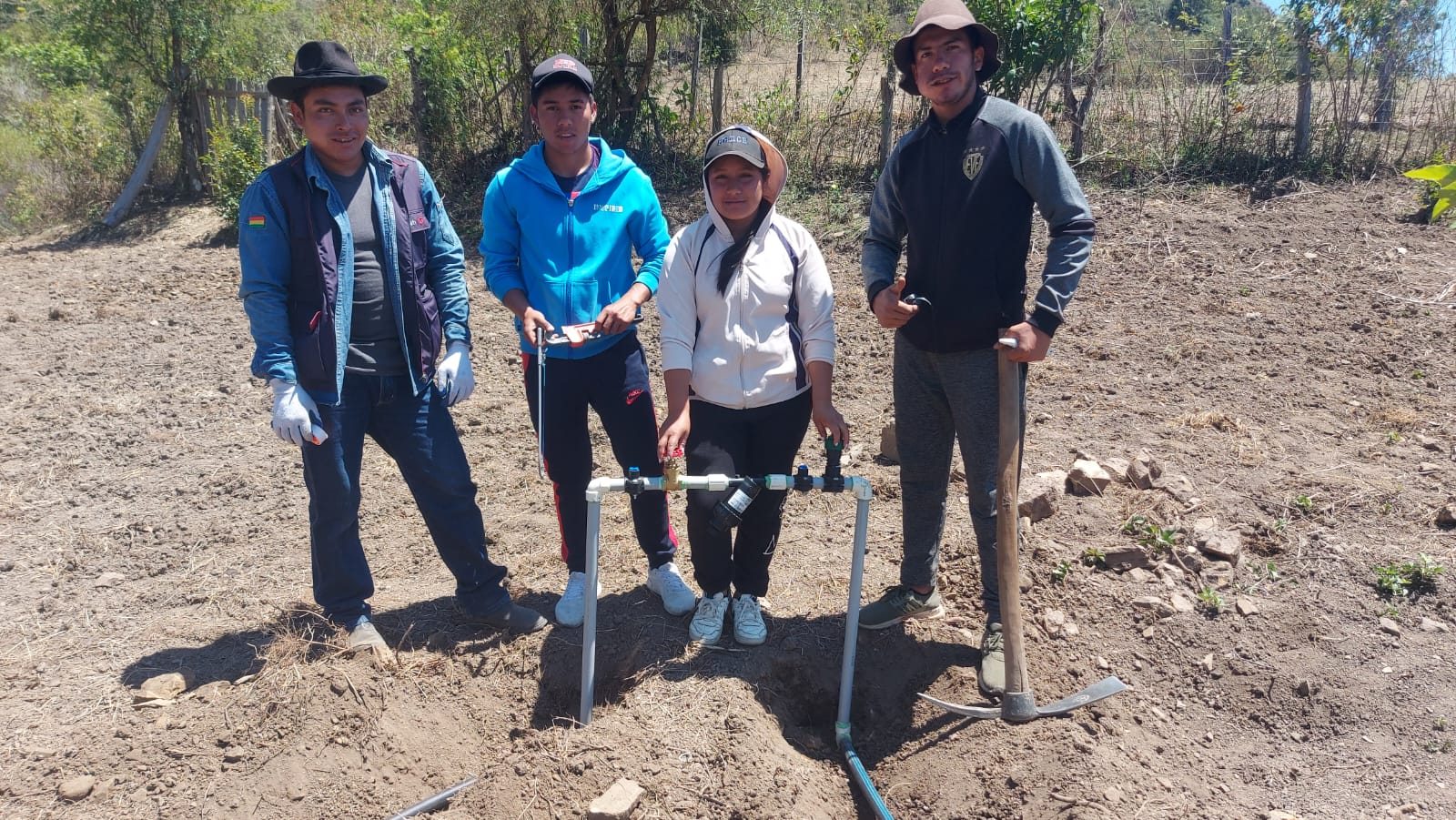 La carrera de Producción Agropecuaria T.S. de Villa Serrano participa en la implementación de huertos de durazno
