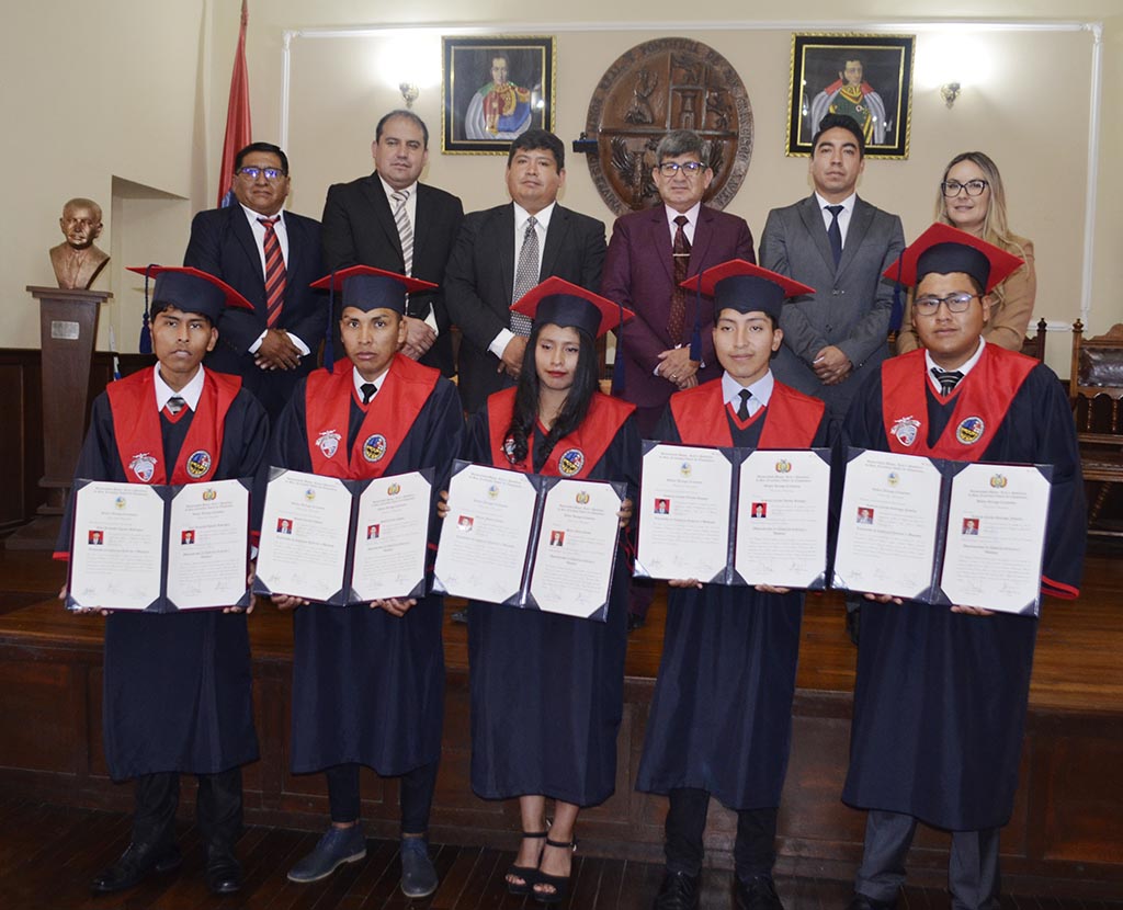 Cinco estudiantes de la carrera de Comercio Exterior son los primeros en la USFX en recibir simultáneamente el Diploma académico y el Título en Provisión Nacional