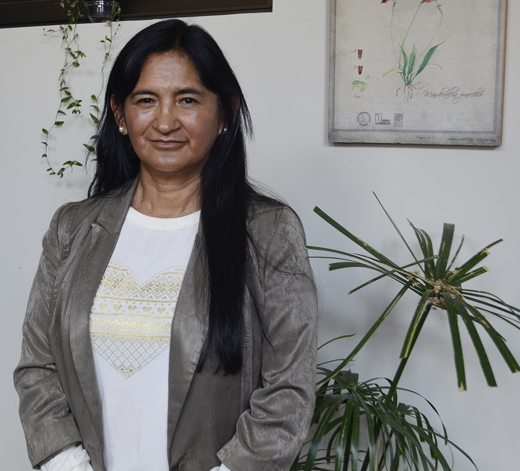 La docente e investigadora de la USFX  Martha Serrano es reconocida con el Premio Nacional de Botánica “Martín Cárdenas”