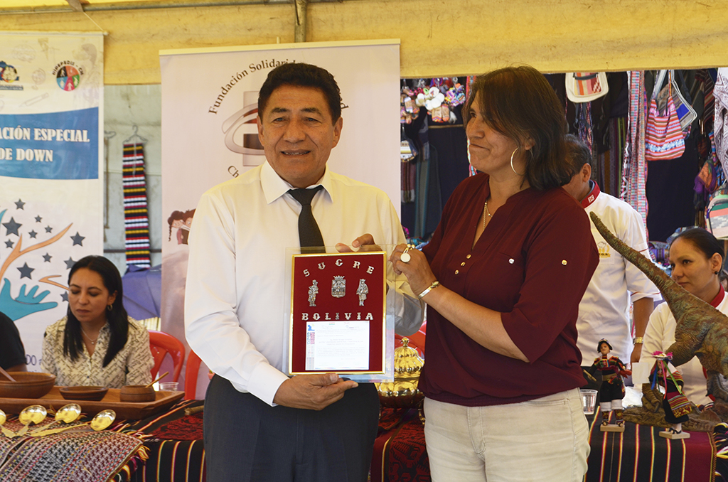 La Asociación de Artesanos y Productores de Chuquisaca distinguió al rector de la Universidad