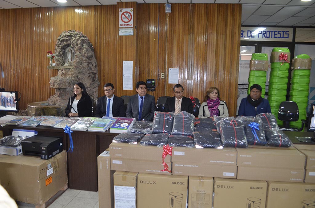 Facultad de Odontología entrega equipamiento por más de 170 mil bolivianos