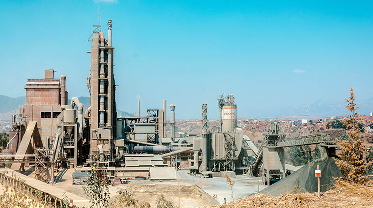 Efectos de recesión de la construcción en el escenario competitivo de la industria del cemento en Bolivia