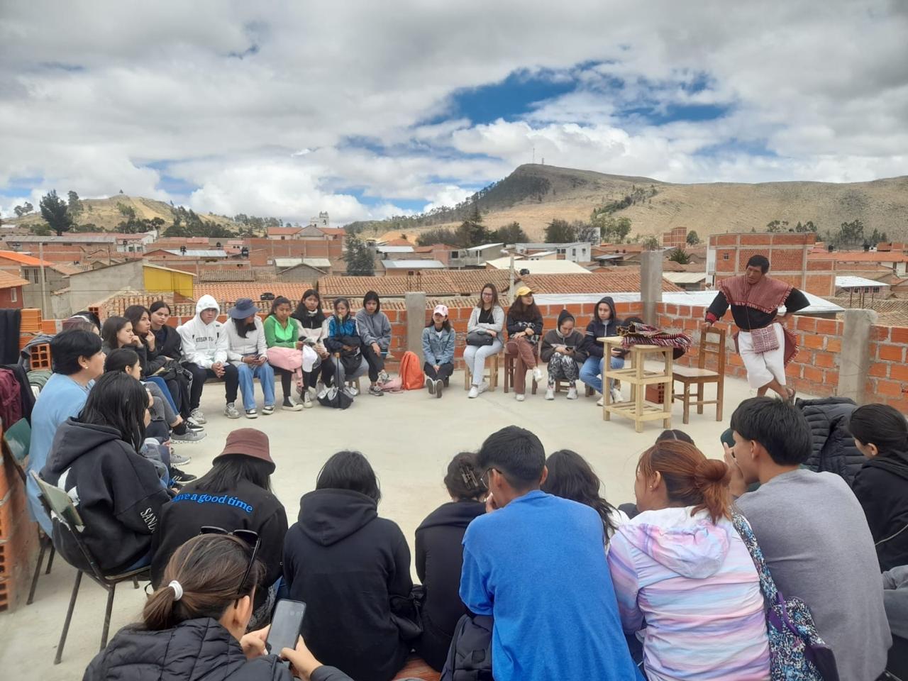 Estudiantes de Sociología llevan adelante la investigación “Barreras y oportunidades para el ingreso a  la Universidad de mujeres artesanas de Tarabuco y la Chiquitanía: Un enfoque integral de formación y tecnologías digitales”