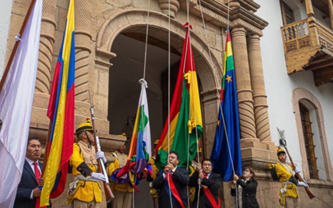 Instituciones locales y universidades del sistema boliviano rinden homenaje a los 401 aniversario de la Universidad de San Francisco Xavier