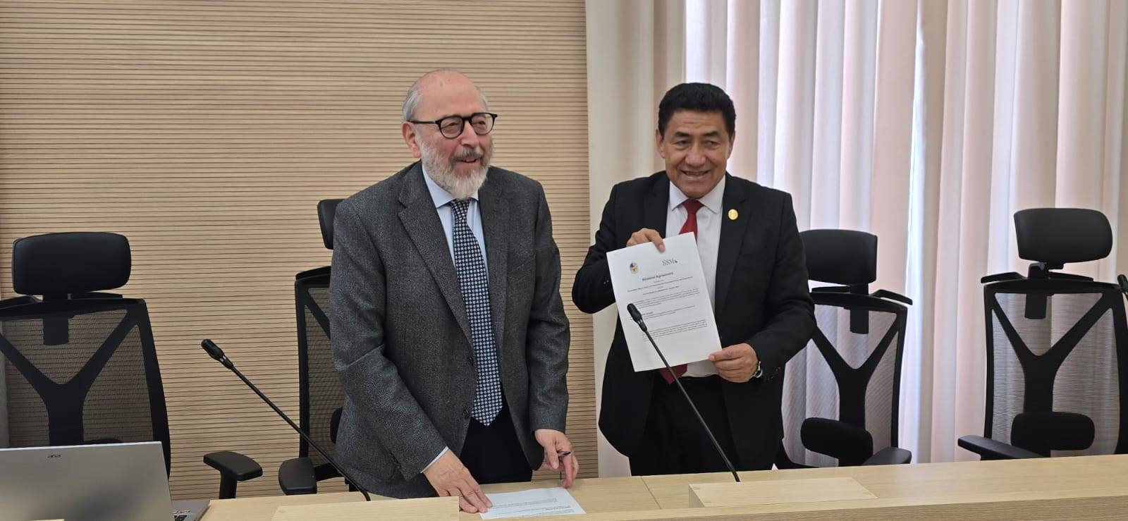 El rector Walter Arízaga firmó en Italia un convenio para beneficiar a los profesionales de San Francisco Xavier
