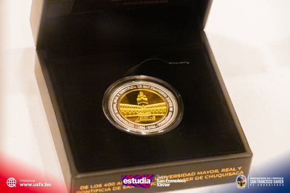 La Universidad recibe la moneda de plata en conmemoración a los 4 siglos de su fundación