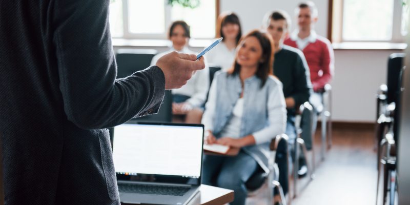 clase-docente-alumnos(Freepik)
